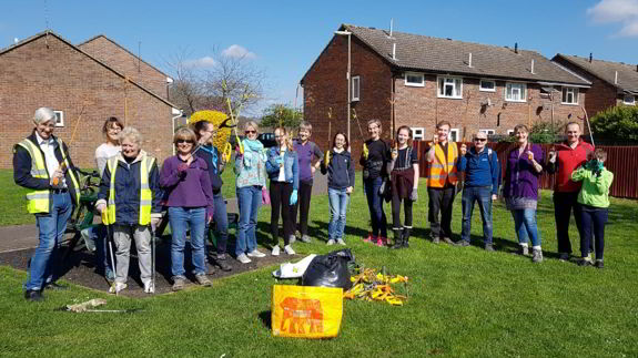 Volunteer litter pickers in Badger Farm, Winchester